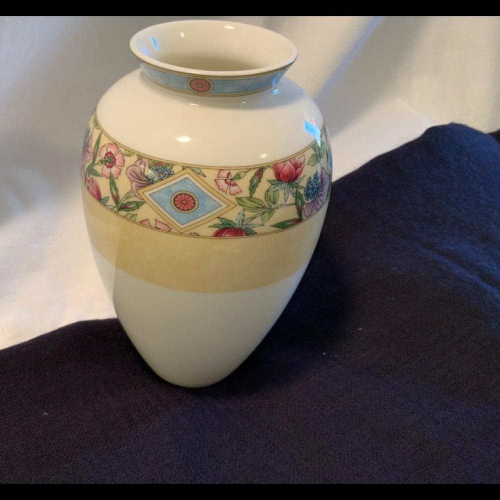 Wedgwood “Sarah” bone China small vase. England.